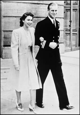 C'est le 10 juillet 1947 qu'Elizabeth II et le prince Philip annoncent officiellement leurs fiançailles. Mariés en novembre 1947, ils ont donné naissance à quatre enfants, Charles, Anne, Andrew et Edward. 