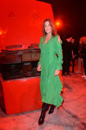 Carla Bruni au front-row du défilé de mode prêt-à-porter Off-White le 27 février 