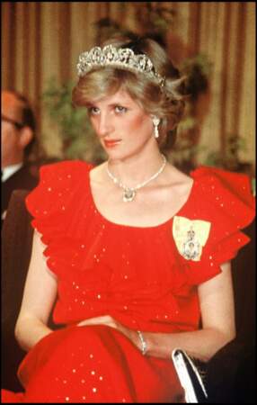 C'est à cette époque qu'elle est repérée par la famille royale. La reine Elizabeth II apprécie sa douceur, et sa modestie. Elle pense alors qu'elle ferait une princesse de Galles idéale, titre qui lui échoit après son mariage avec Charles en 1981 et jusqu'à sa mort en 1997.