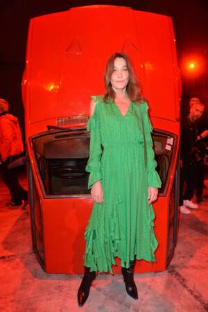 Carla Bruni fait sensation dans une robe verte signée Off-White ce 27 février en pleine Fashion Week parisienne