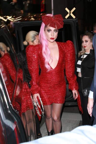 En adoptant une couleur différente pour les longueurs et un accessoire plutôt imposant comme Lady Gaga.