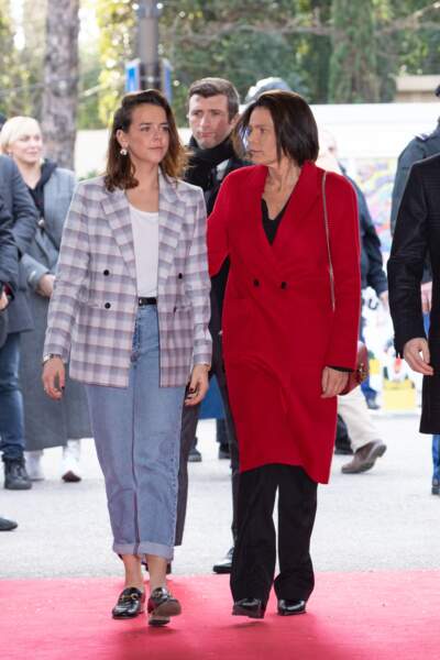 La princesse Stéphanie de Monaco et sa fille Pauline Ducruet le 19 janvier 2020. La jeune styliste porte un look branché, mocassins, jean "mom" et une petite veste de costume à carreaux. Combo parfait !