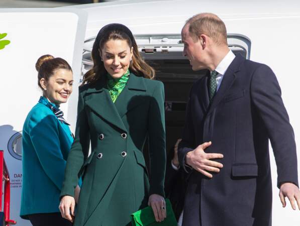 Kate Middleton porte un manteau Catherine Walker et une robe Alessandra Rich.