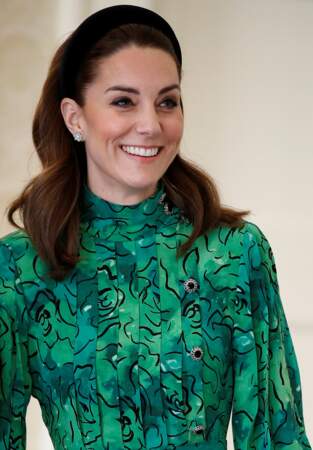 Kate Middleton rayonnante avec une robe estivale Alessandra Rich, et des boucles d'oreilles Asprey London.