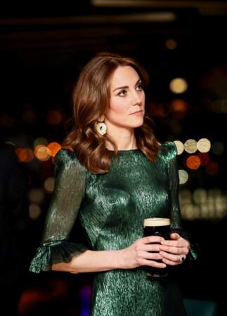  Kate Middleton mise pour la soirée sur un brushing plus ondulé et toujours la raie au milieu.