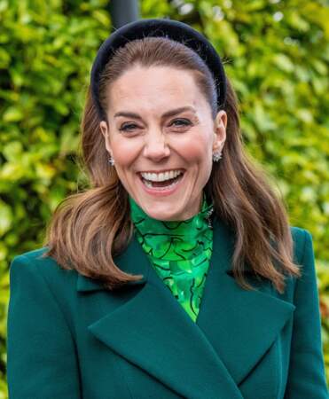  Kate Middleton pour son arrivée à Dublin, le 3 mars 2020, joue sur le serre-tête large pour accessoiriser ses cheveux mi-longs.