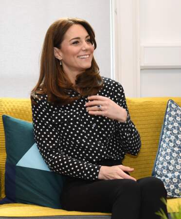  Kate Middleton en chemisier à poin avec un joli lissage qui met en valeur sa coloration le 4 mars 2020, 