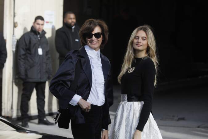 Inès de La Fressange et sa fille Violette Marie d'Urso au défilé Chanel lors de la Fashion Week à Paris le 3 mars 