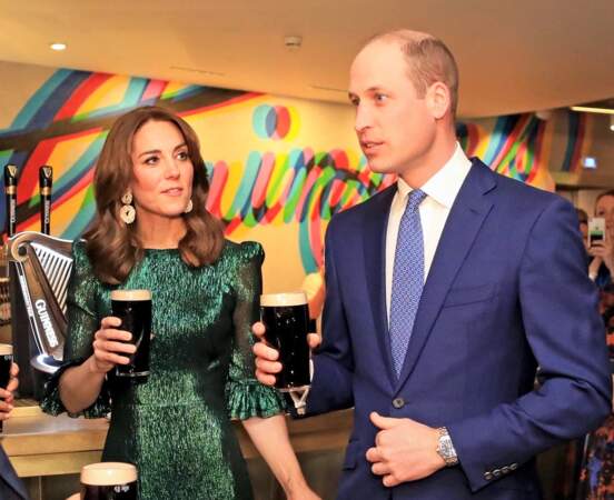 Kate Middleton apparait parfaitement dans le thème pour savourer une pinte à la brasserie Guinness ce 3 mars