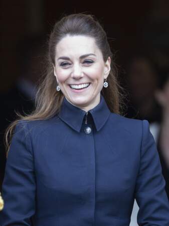 Kate Middleton avec une sublime demi-queue de cheval et les cheevux au milieu du dos à Stanford, Leicestershire le 11 février 2020.