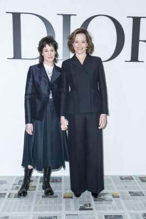 Sigourney Weaver et sa fille Charlotte Simpson au photocall du défilé Dior à Paris le 25 février