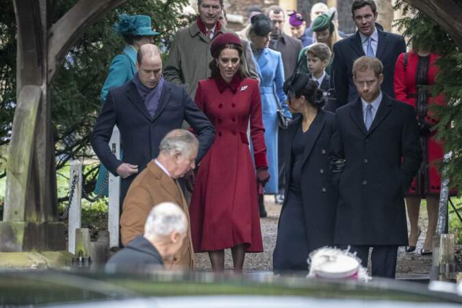Le prince William, Kate Middleton, Meghan Markle et le prince Harry descendent les marches de l'église de Sandringham le 25 décembre 2018.