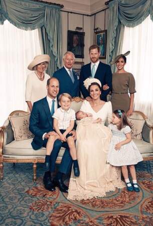 La famille royale est réunie sur un cliché officiel à l'occasion du baptême du prince Louis en juillet 2018.
