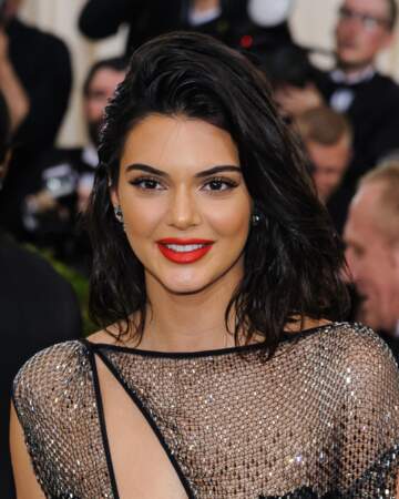 Pour contraster avec sa chevelure brune, Kendall Jenner aime porter un rouge coquelicot ultra lumineux