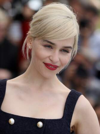 Pour contraster avec son blond polaire, Emilia Clarke aime porter un rouge intense signé Nars