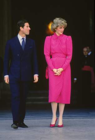 La princesse Diana portait en 1985 une robe rose à pois dans le même style, mais signé Donald Campbell.