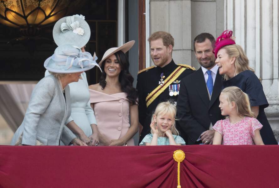 Meghan Markle et le prince Harry, tout sourire aux côtés de Kate Middleton à l'occasion du rassemblement militaire "Trooping the Colour" en juin 2018.