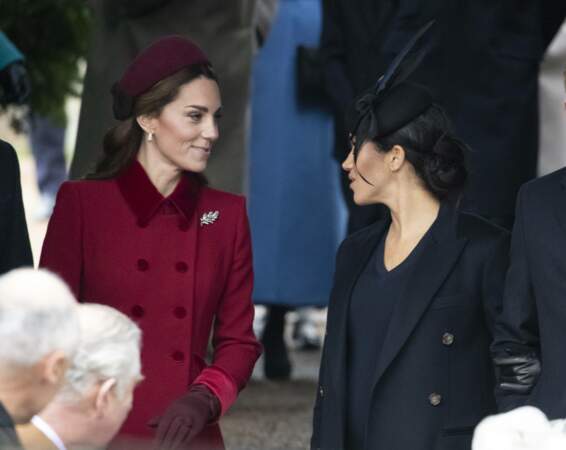 Kate Middleton et Meghan Markle tout sourire et en pleine conversation à la messe de Noël à Sandringham le 25 décembre 2018.