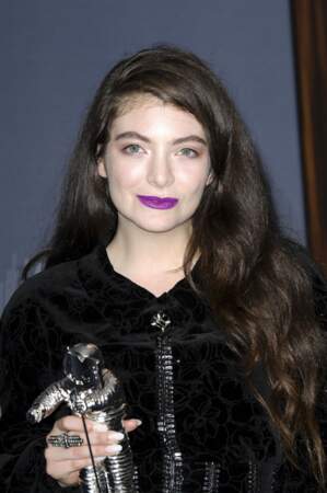 La chanteuse Lorde est fidèle au violet sur les lèvres
