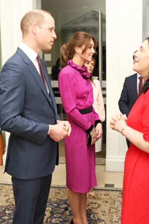 Kate Middleton  en robe rose à pois noir Oscar de la Renta, à Dublin, le 4 mars 2020. 