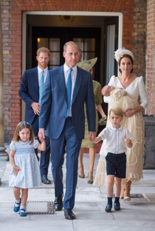 Le prince William et son épouse, Kate Middleton suivis de près par le prince Harry et Meghan Markle à l'occasion du baptême du prince Louis le 9 juillet 2018.