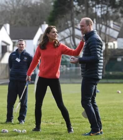 Très sportifs, Kate et William de Cambridge visitent le club de Salthill Knocknacarra GAA à Galway le troisième jour de leur voyage en République d'Irlande le 5 mars 2020. 