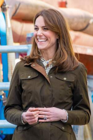 La duchesse de Cambridge est classe, même à la ferme. Elle porte une veste de la maison Dubarry d'Irlande à 349 €. Le 4 mars 2020, elle porte également un jean Zara, une blouse Alexa Chung à 87 € et des bottes Penelope Chilvers valant près de 550 €.