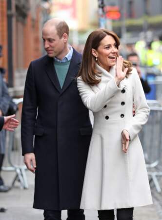 Le prince William et Kate Middleton sont en visite au centre de traitement des maladies mentales à Dublin, le 4 mars 2020. Hormis son salut très chaleureux à la foule, Kate est repérée pour le recyclage de son manteau blanc de la marque Reiss qu'elle porte depuis plus de 12 ans. De beaux souvenirs les accompagnent durant ce voyage. 