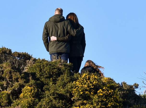 Ce 4 mars 2020, Kate et William de Cambridge se sont offerts une balade très romantique en bord de plage à l'Est de Dublin. Le couple est apparu soudé et très amoureux, se tenant la main tout en partageant quelques rires.