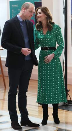 Dernier look en irlande. Kate Middleton et le prince William sont à Galway le 5 mars 2020. Kate porte un petit sac en croco vert Jimmy Choo à 500 €. 
