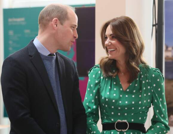 Le prince William et Kate Middleton sont plus proches que jamais à l'occasion de ce voyage en Irlande. La duchesse est très souriante dans sa jolie robe aux couleurs de l'Irlande. 
