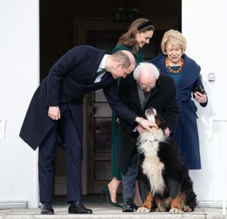 Le prince William et sa femme Kate Middleton sont en compagnie du président irlandais, Michael D.Higgins et sa femme Sabina Coyne le 3 mars 2020. Amusé et en bonne compagnie le prince William porte une attention particulière au chien du couple présidentiel, Bród.