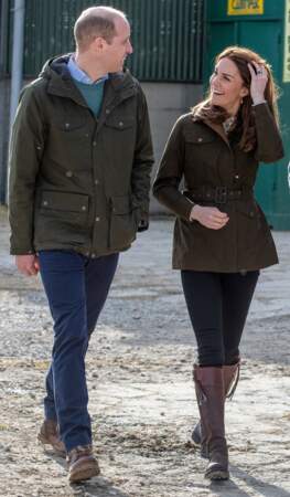 Kate Middleton et le prince William se sont rendus dans la ferme Teagasc, pour en apprendre plus sur la politique d’agriculture durable. Très détendus ce 4 mars 2020, le couple semble ravi de participer aux tâches de la ferme. 