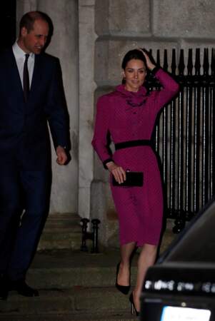Kate Middleton et le prince William sont reçus par le vice ministre de l'Irlande S. Coveney lors de leur visite officielle à Dublin, le 4 mars 2020. La duchesse est sublime dans sa robe vintage du créateur Oscar de la Renta. Une robe qui fait référence à une tenue potée par Lady Diana dans les 80's.