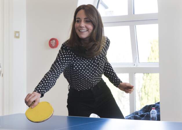 Kate Middleton, est tout sourire alors qu'elle joue un match de Ping-pong face à son mari, le prince William dans le comté de Meath en Irlande le 4 mars 2020.