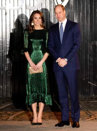 Pour cette occasion, Kate Middleton porte une robe vert émeraude de "The Vampire’s Wife" d'une valeur de 1900 €.