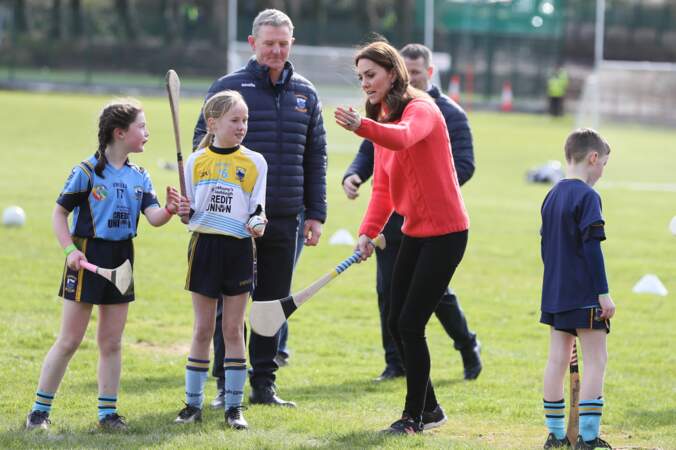 Le prince William et Kate Middleton s'en donnent à cœur joie lors d'une session de Hurling (un sport traditionnel) en Irlande. La duchesse est toujours aussi douce et gentille avec les plus jeunes joueurs du club en ce début mars 2020. 