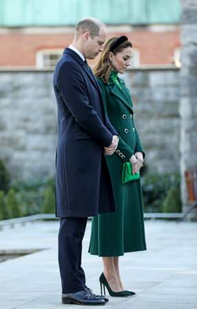 Kate Middleton porte un manteau vert signé Catherine Walker. Kate Middleton porte également un petit sac du créateur L.K.Bennett au prix de 170 euros.