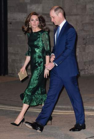 Kate Middleton porte également une paire d'escarpins vert foncé signé Manolo Blahnik de 615 €. Elle porte également une nouvelle pochette de chez Wilbur et Gussie qui vaut 280€ . 