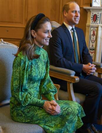 La duchesse de Cambridge porte une robe verte d'Alessandra Rich valant plus de 1900 euros. La princesse a fait poser des boutons semblables à ceux de son manteau. 