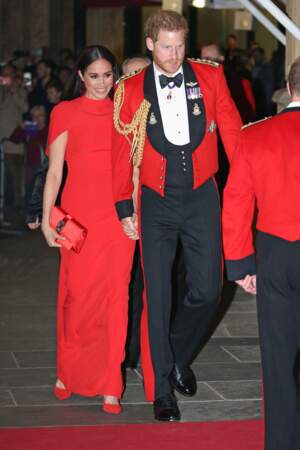 Meghan Markle et le prince Harry ont adopté le total look rouge sur le tapis rouge.