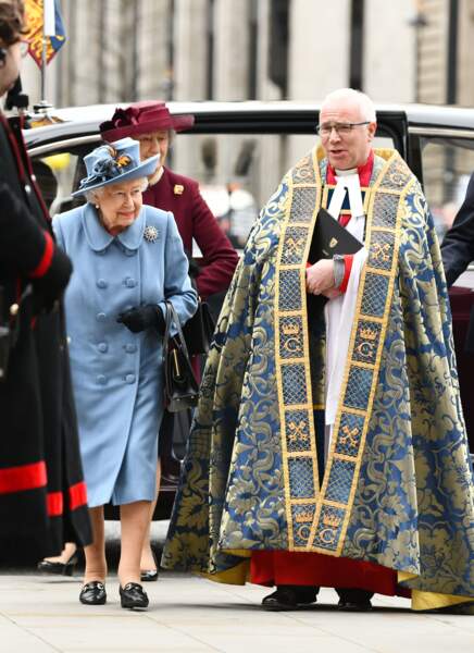 La reine Elisabeth II d'Angleterre en bleu pour la cérémonie du Commonwealth en l'abbaye de Westminster à Londres, le 9 mars 2020.