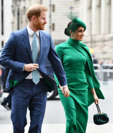Le prince Harry est assorti à et Meghan Markle par sa cravate bicolore associant le bleu et le vert, ainsi que la doublure de sa veste qui est vert émeraude. 