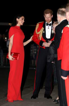 Meghan Markle sublime dans un total look rouge, parfaitement assorti à l'uniforme de la Marine Royale du prince Harry.