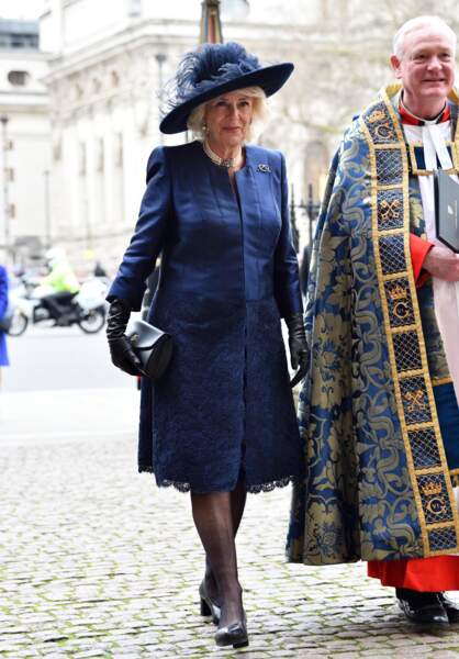 Camilla Parker Bowles en bleu, chapeau et robe.