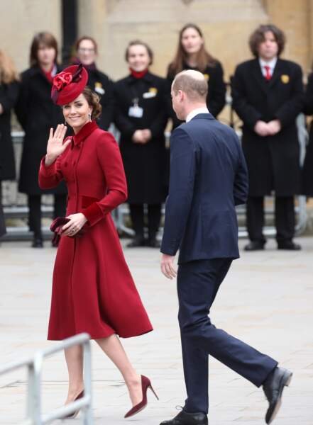 Kate Middleton chic en bordeaux avec le prince William