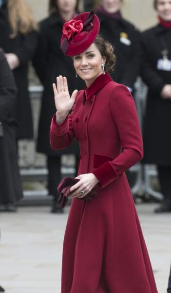 Kate Middleton en manteau Catherine Walker et bibi 