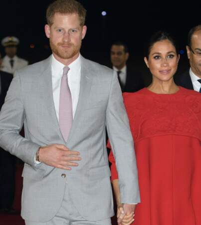 La cravate du prince Harry est rouge et rose comme la robe rouge et les escarpins roses de Meghan Markle. 