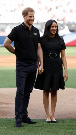 Meghan Markle et le prince Harry en total look black alors qu'ils saluent les équipes de baseball dans le cadre des Invictus Games 2019 au London Stadium, le 29 juin 2019. 