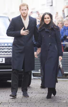 Le prince Harry et Meghan Markle  portent le même style de manteau long et bleu foncé style trench.